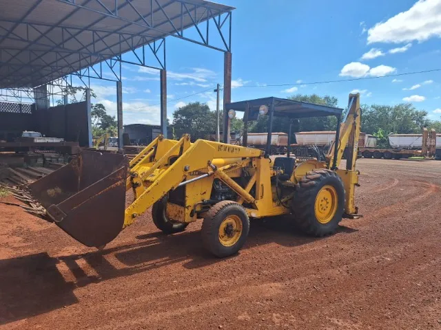 RETROESCAVADEIRA MF 250
