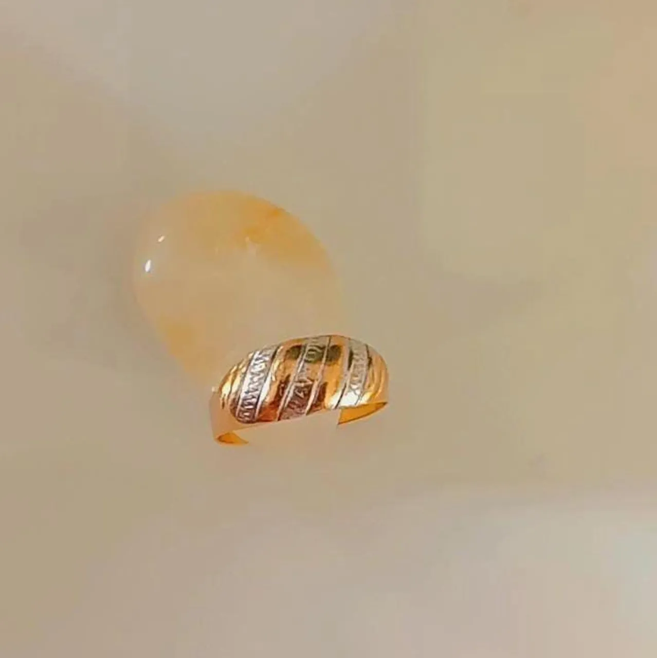 Anel Dourado Elegante com Detalhes