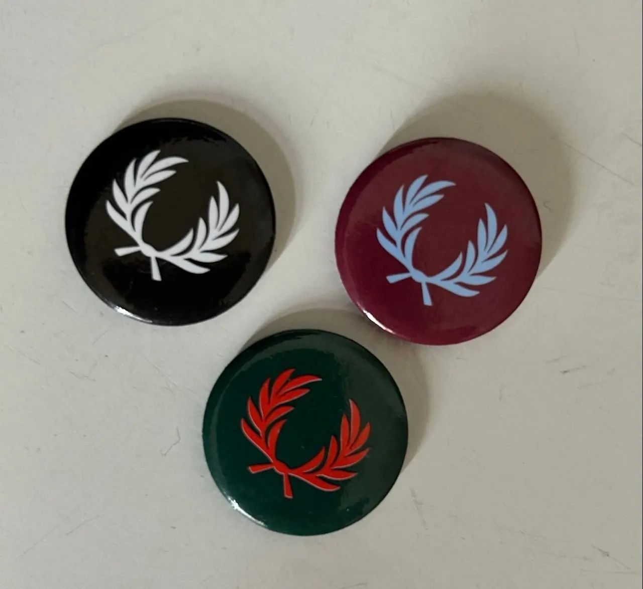 conjunto com 3 mini bottons fred perry