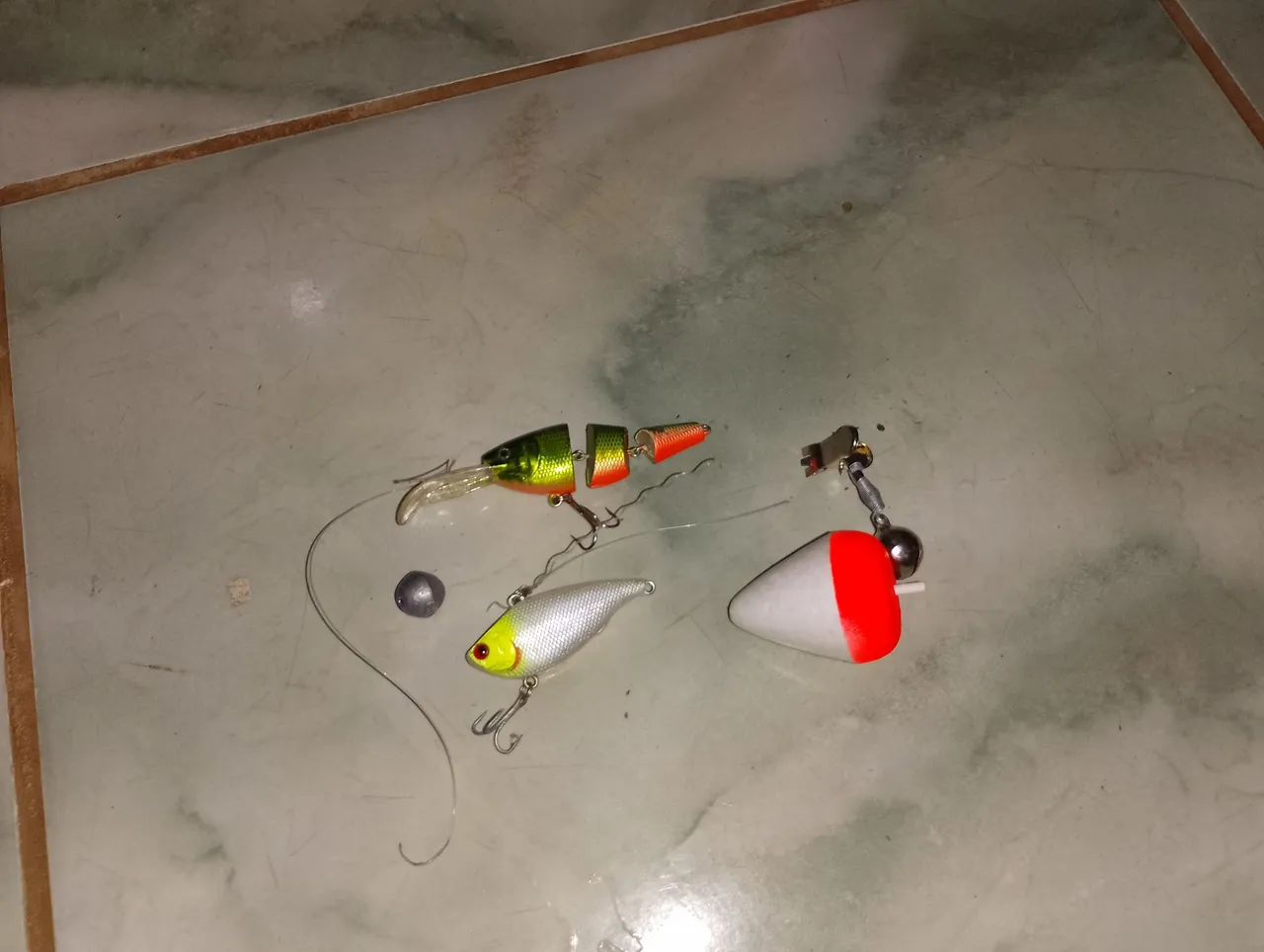 Iscas de pesca+boia e chumbinho de pesca.