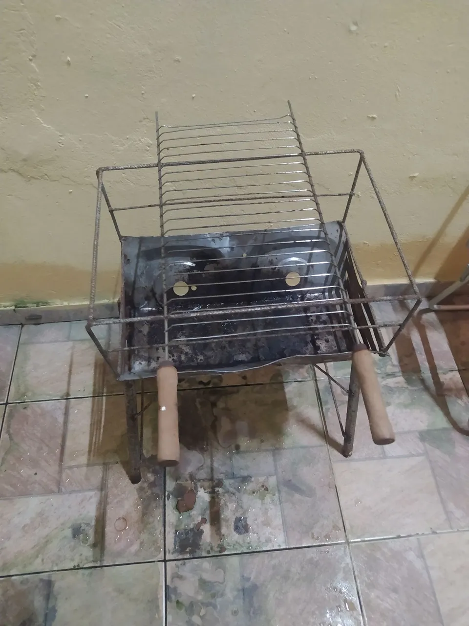 Churrasqueira portátil a carvão