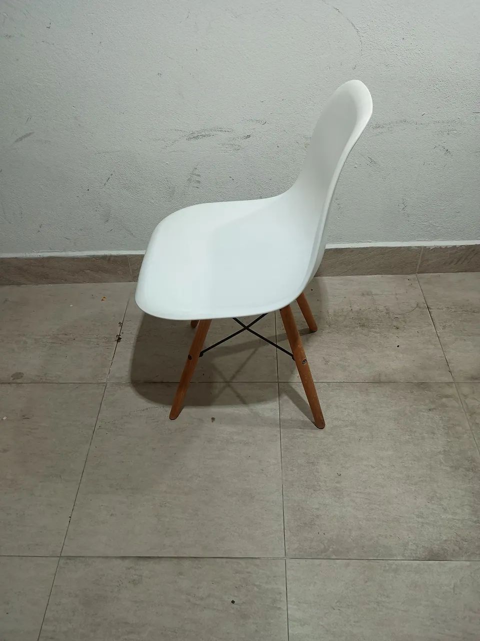 Cadeira branca com base em madeira  - Foto 2