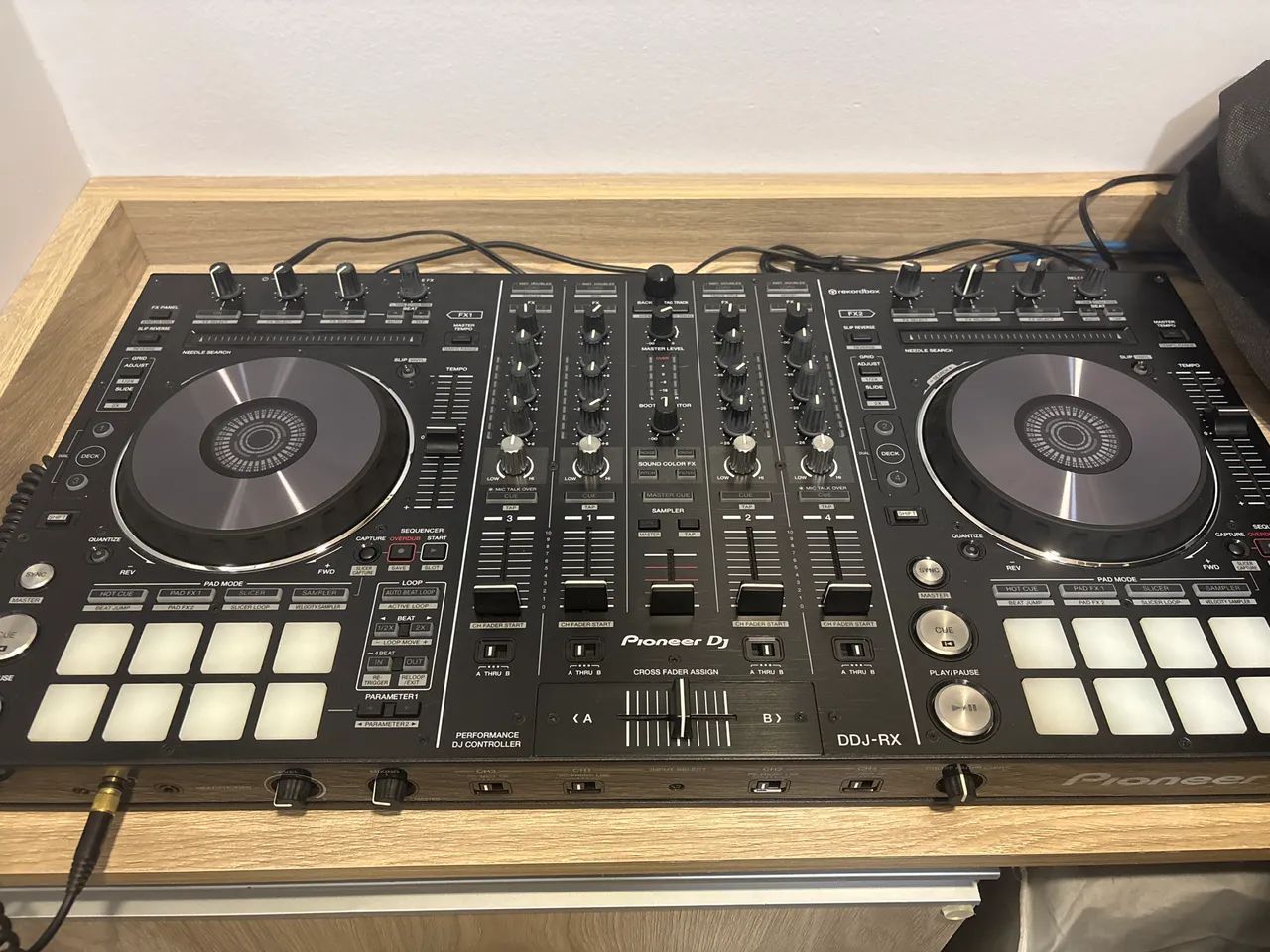 【値下げしました】PioneerDJ DDJ-RX(キャリングケース付) controladora pioneer rx