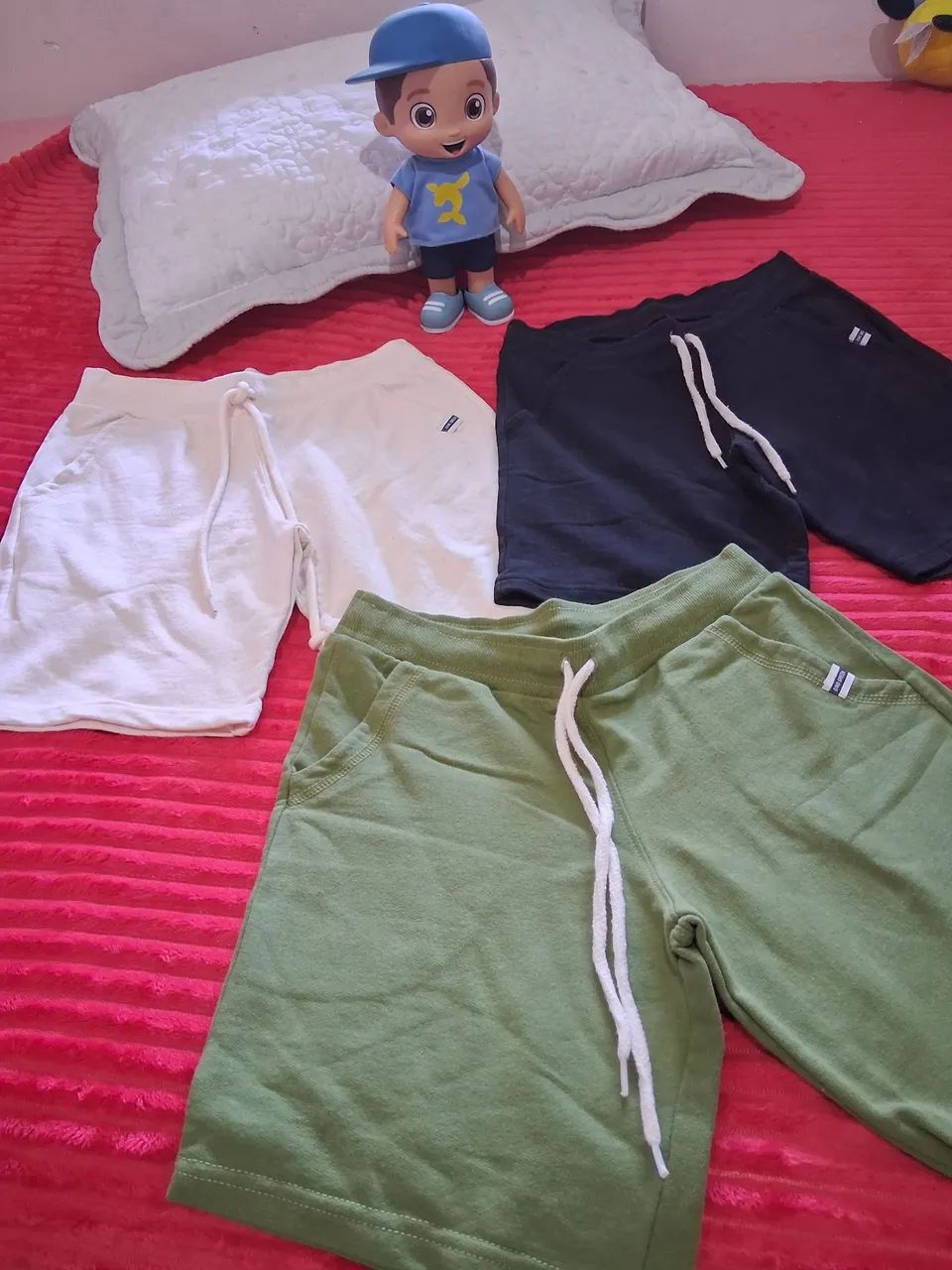 Boneco Luccas Neto e 3 shorts novos . - Foto 4