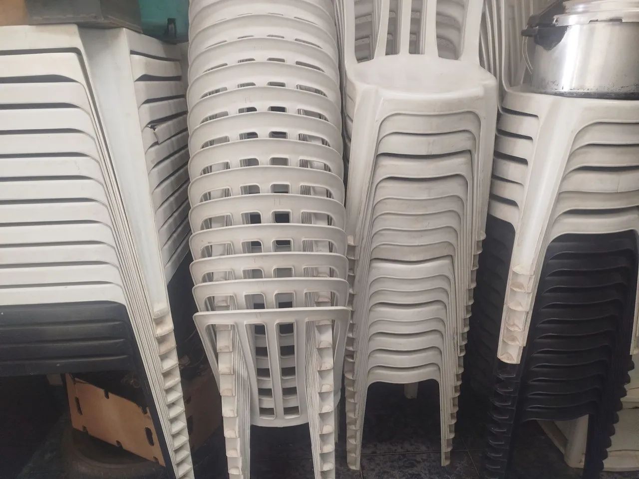 Mesa plástica com 4 cadeiras marca Goiânia  - Foto 2