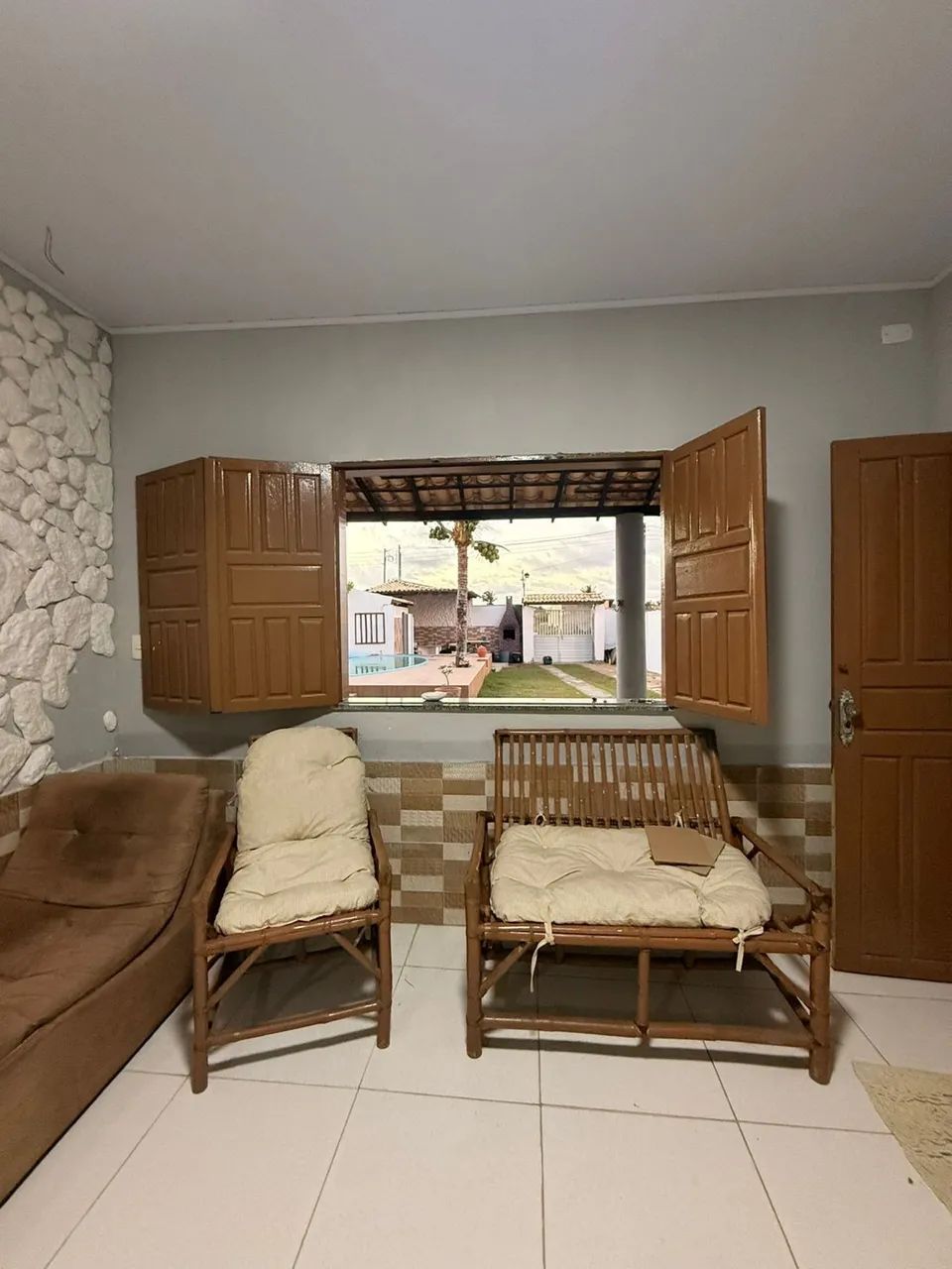 Aceitamos troca. Casa na praia do abais mobiliada e com placa solar 