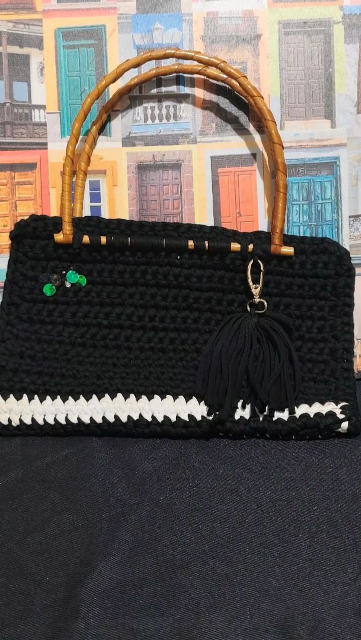 Bolsa Artesanal em Crochê com Alças de Madeira