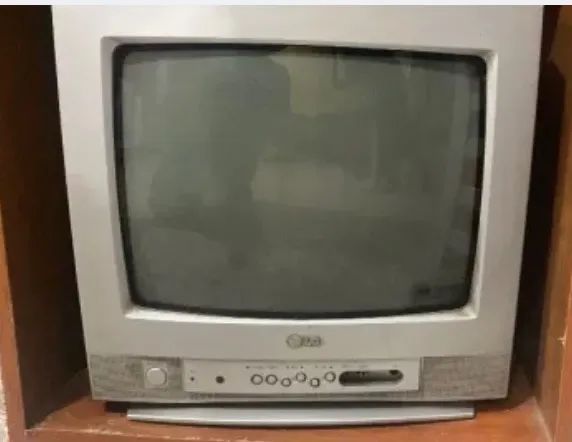 TV LG 14 Polegadas está  o controle 
