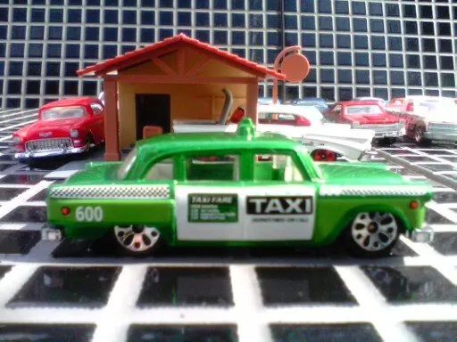 MINIATURA Matchbox 2003 Green Checker Cab Metro Taxi - Escala 1/62. - Foto 4