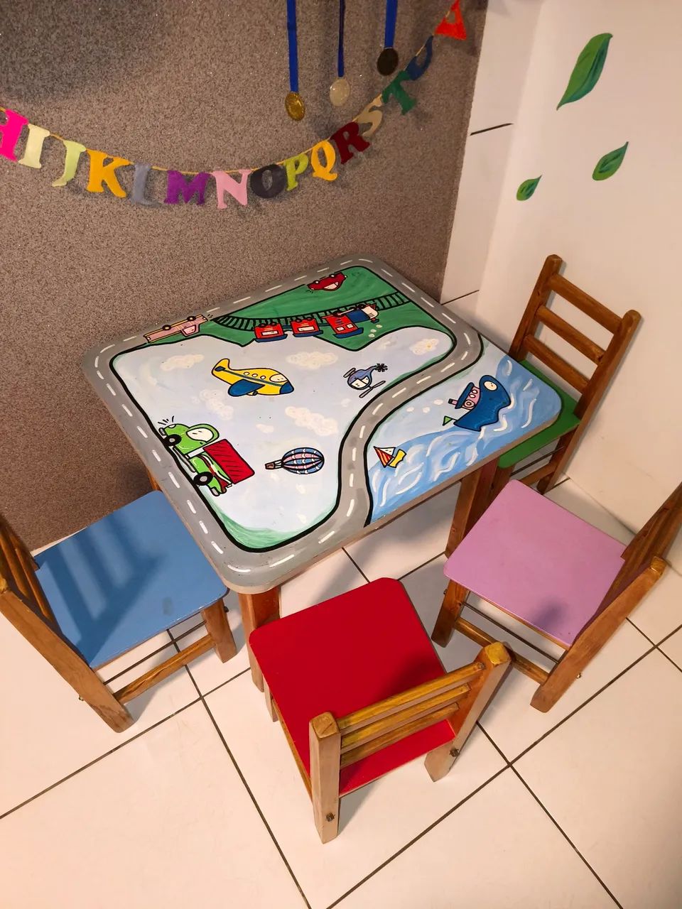Mesa infantil decorada com 4 cadeiras  - Foto 2