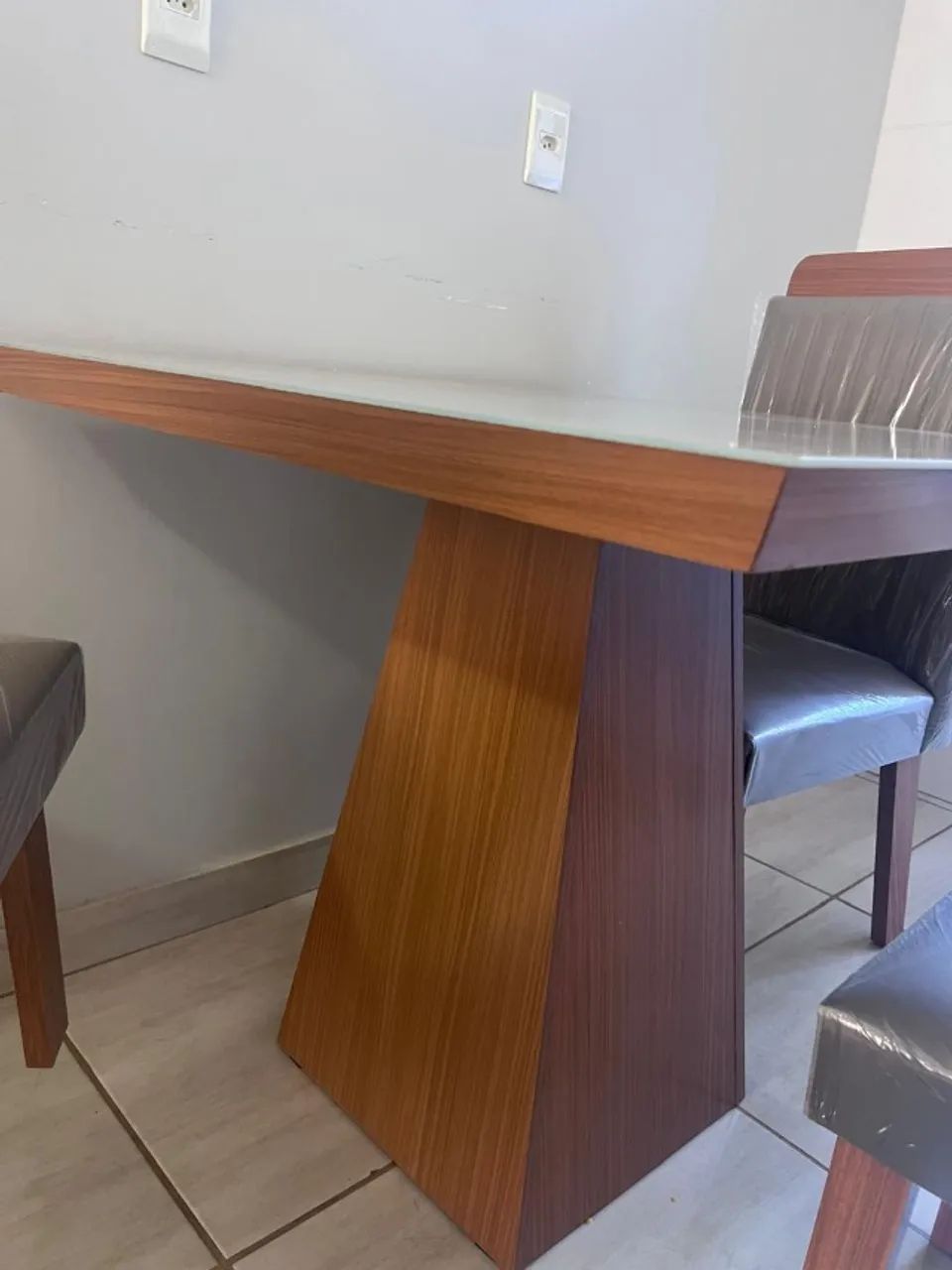 Mesa de jantar 4 cadeiras seminova - Foto 2