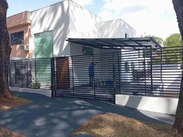 Vendo Casa de 2 Andares, 3 Quartos, Escritório e Sala com pé direito duplo.