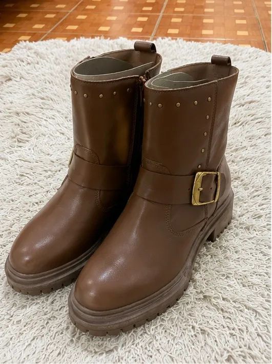 Bota Constance Marrom Tratorada com Fivela Nova - Foto 2
