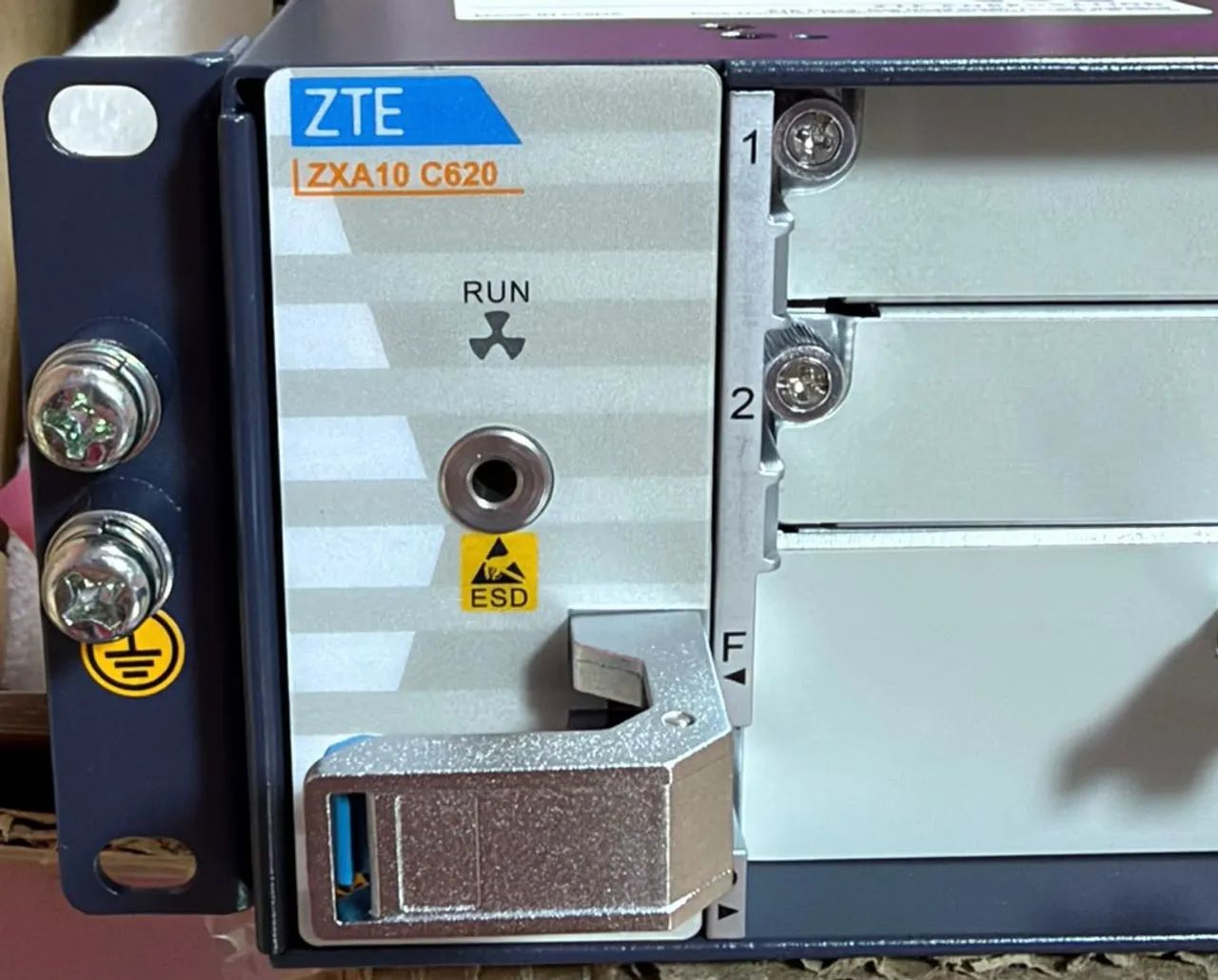 Chassi OLT ZTE C620 Nova, Somente o Chassi com as 2 fontes.