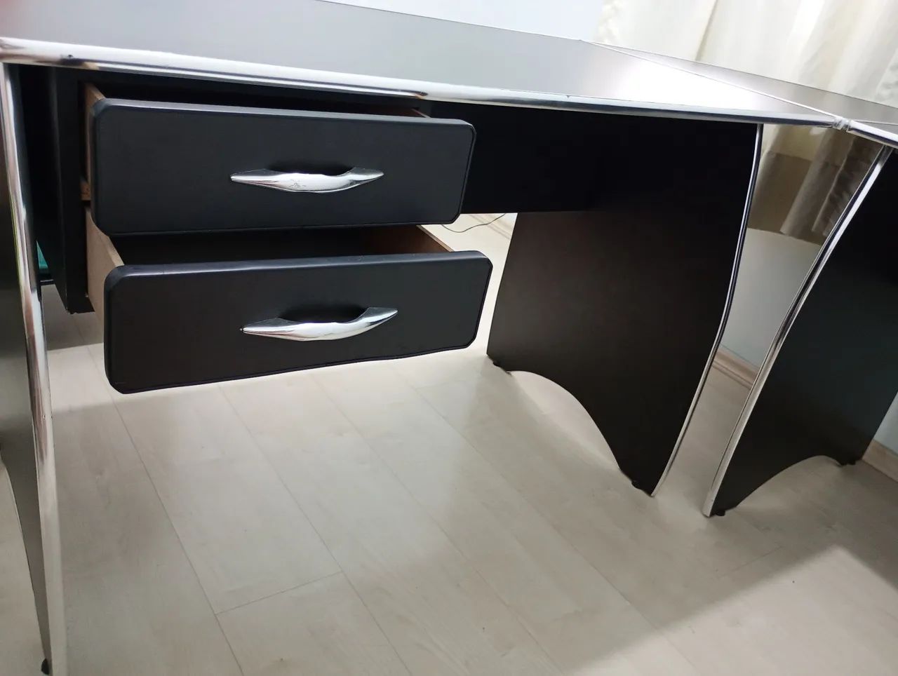 Mesa em L com gavetas em excelente estado para uso  - Foto 4