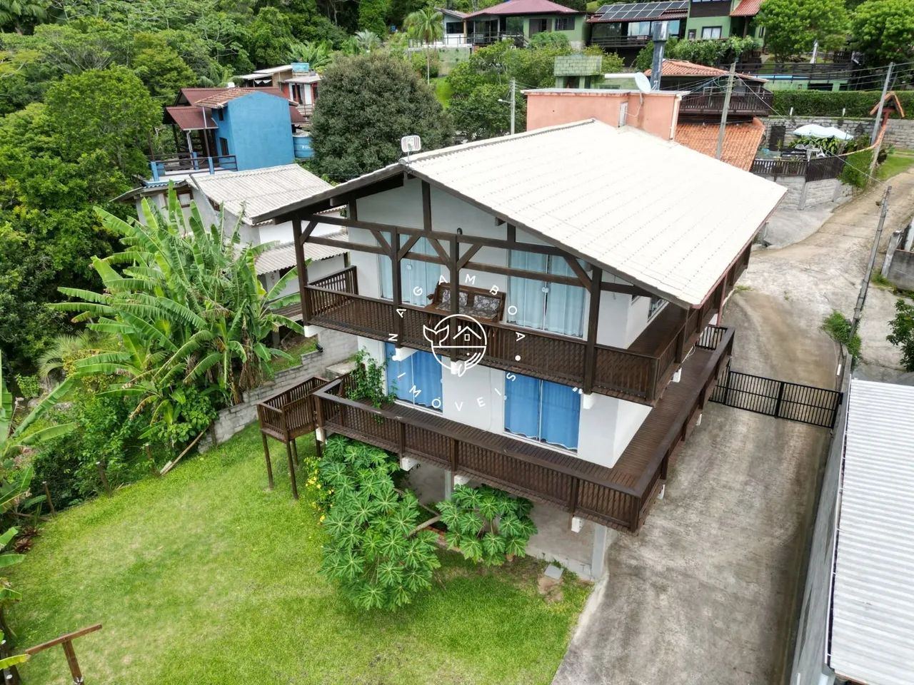 Casa com 3 quartos e amplo terreno na Praia da Gamboa  Garopaba