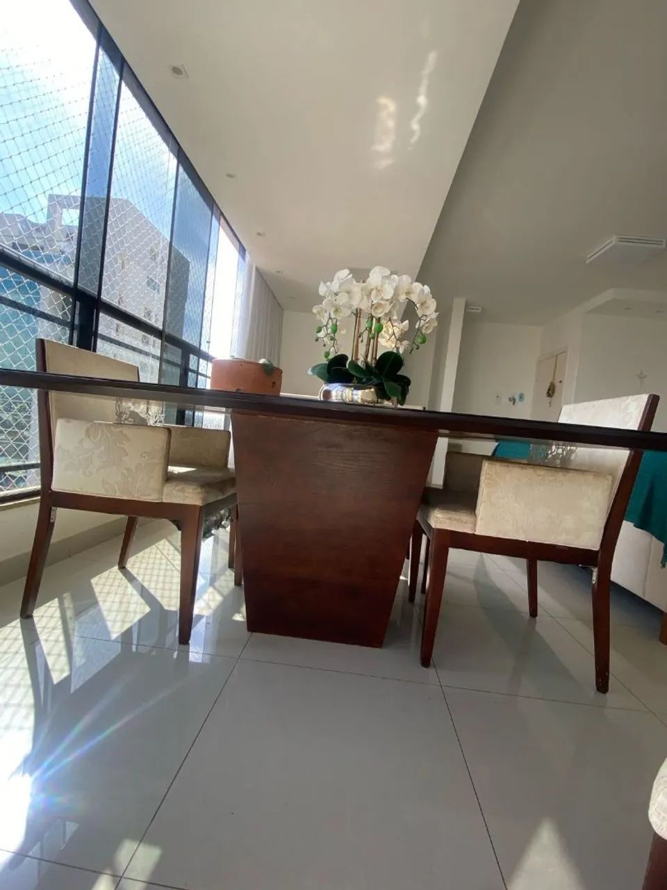 Vendo Mesa de jantar quadrada de 1,5 m,, espelhada, com 6 cadeiras - Foto 5
