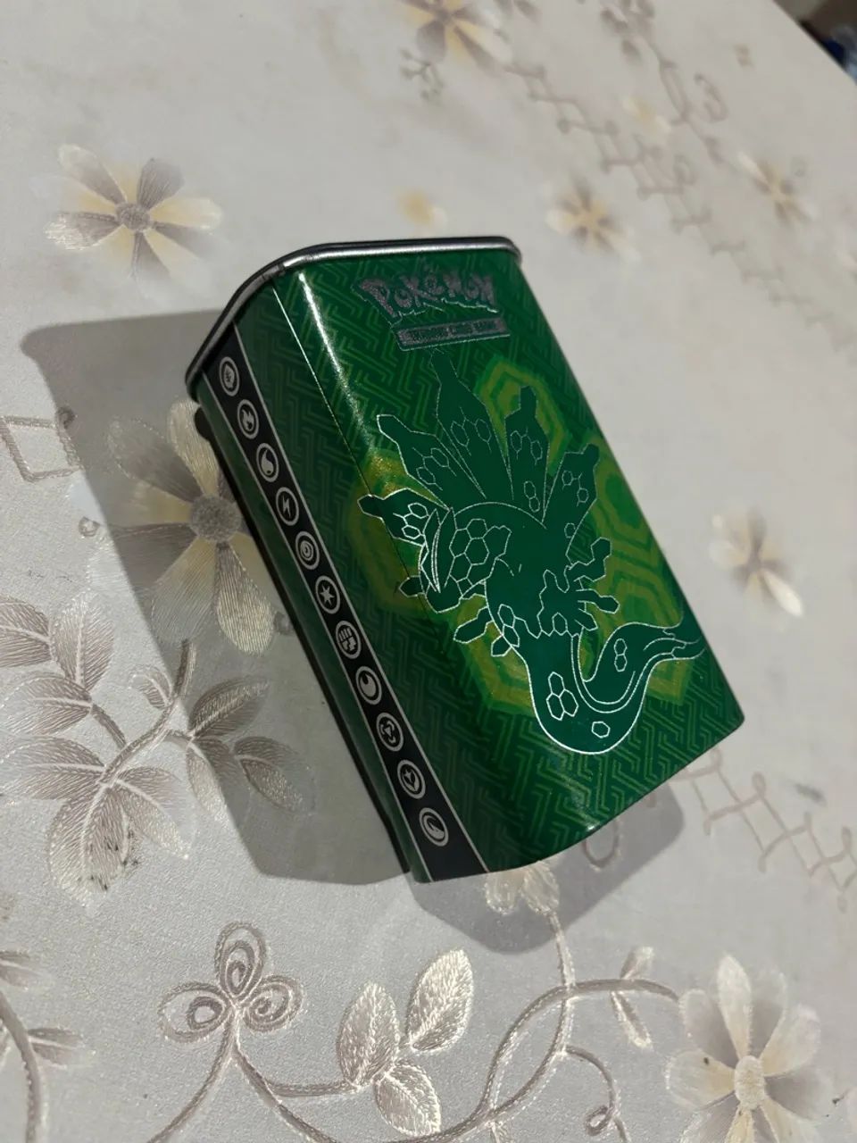 Lata com Cards Pokémon TCG Elite Trainer Deck Shield Zygarde 2016