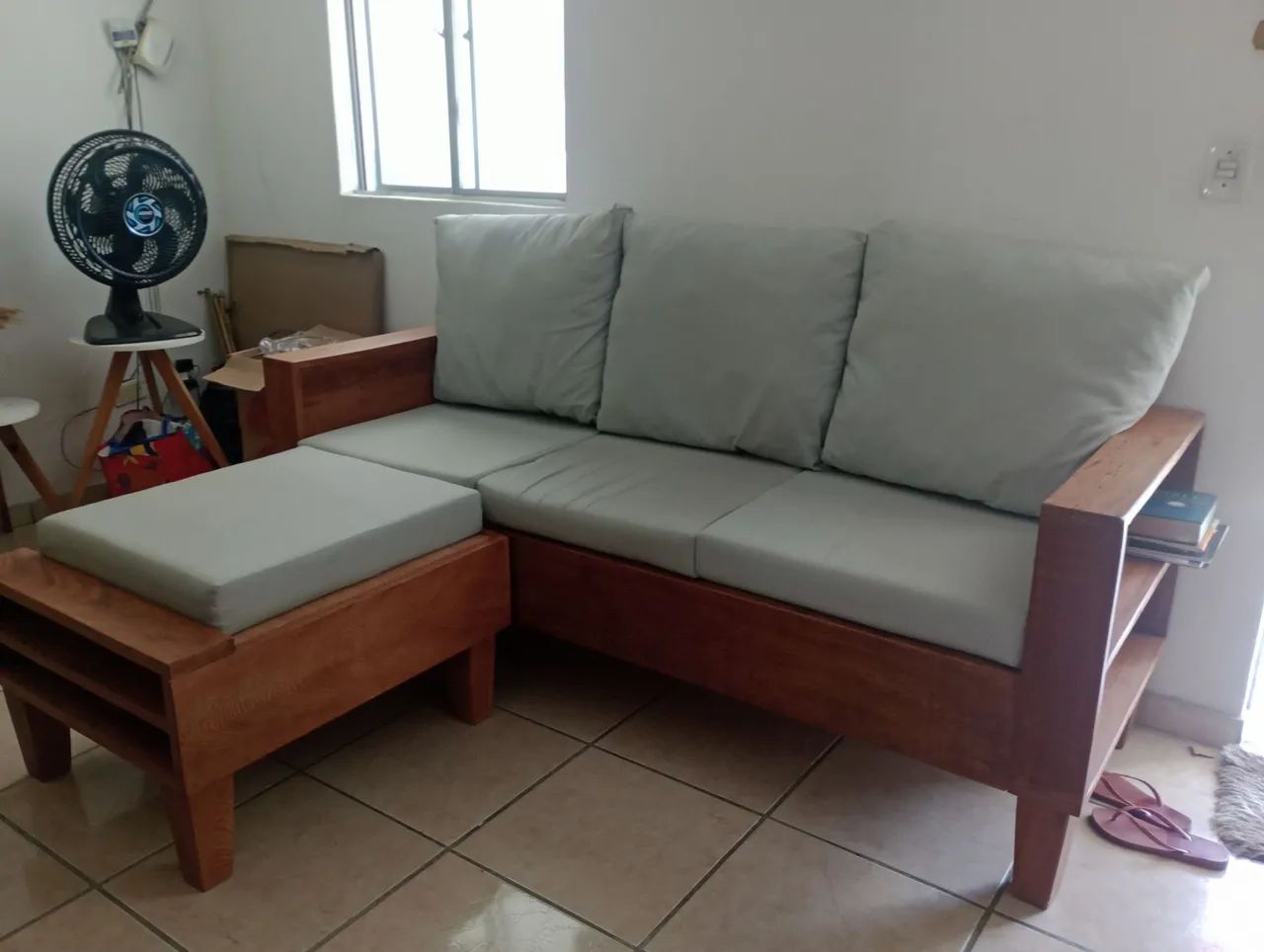 VENDO CONJUNTO DE SOFÁ DE MADEIRA MACIÇA COM PUFE