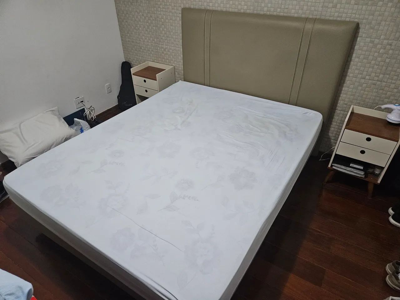 Cama Queen colchão cabeceira e 2 criados mudos - Foto 5