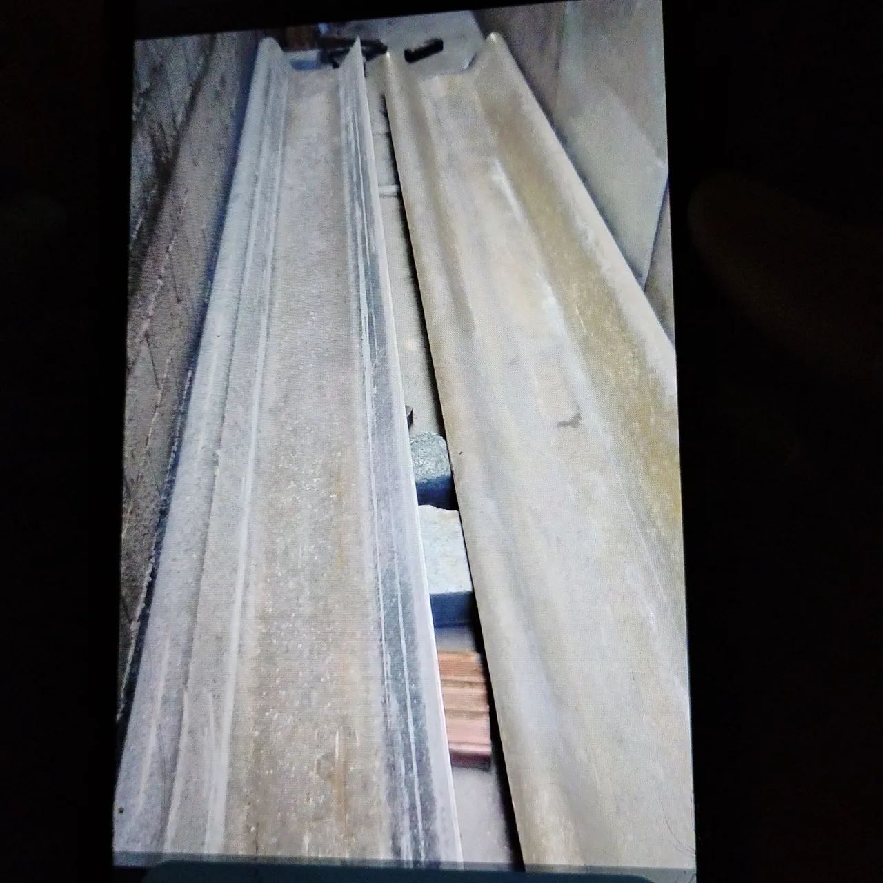 Telhas Canaletão: São 11 telhas, sendo 6 brasilit e 5 de fibra,Com 5,50 de comprimento.