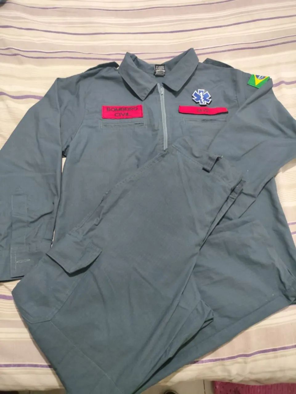Roupa de bombeiro, blusa G, calça G 