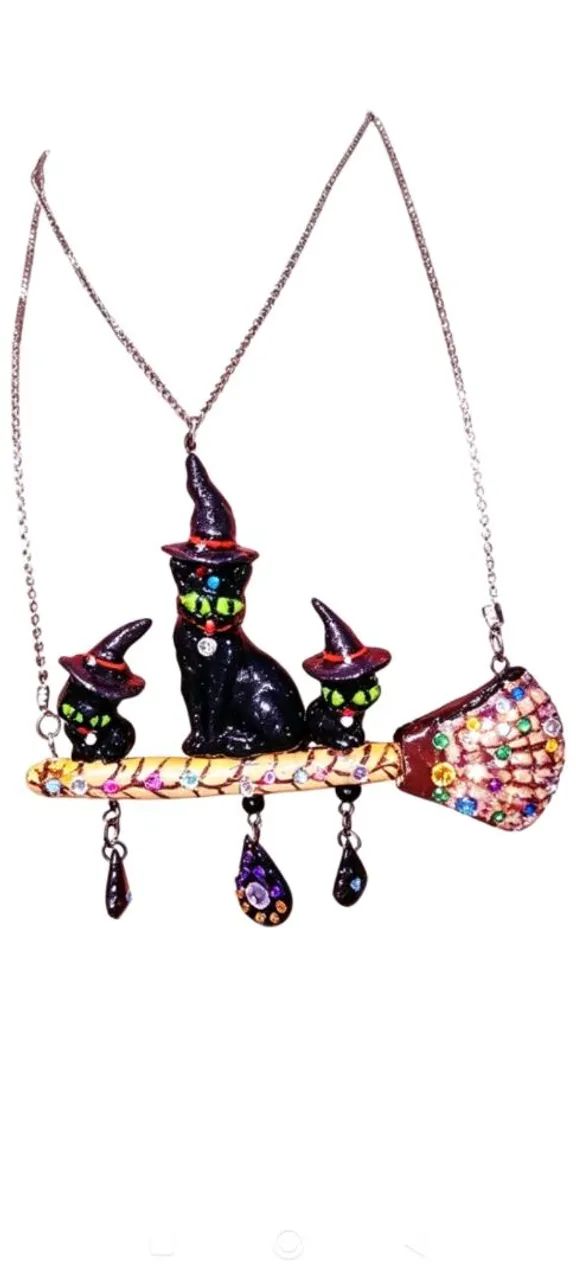 Pingente Salém gotico 3 gatos com chapéu de bruxa  e corrente de Extras .