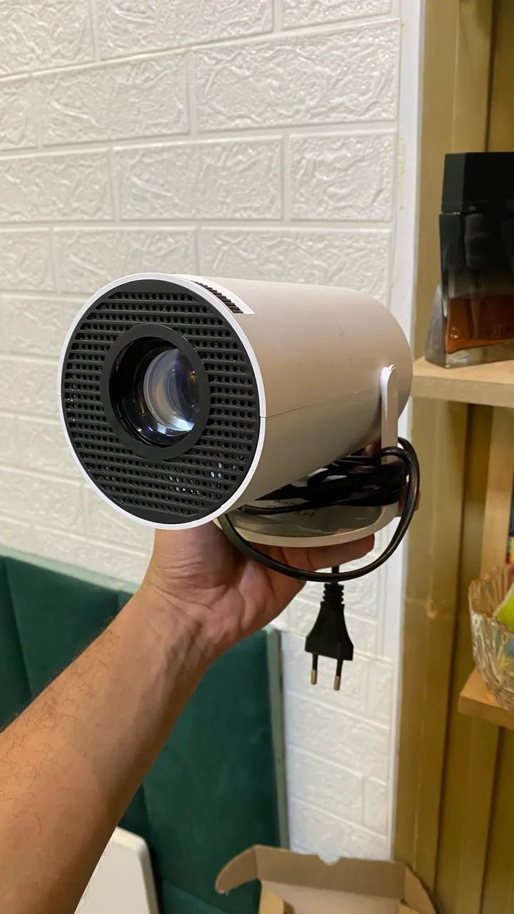 O projetor HY320 novo 