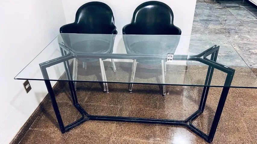 Mesa Retangular Tampo de Vidro com Base de Ferro + 4 Cadeiras - R$ 550