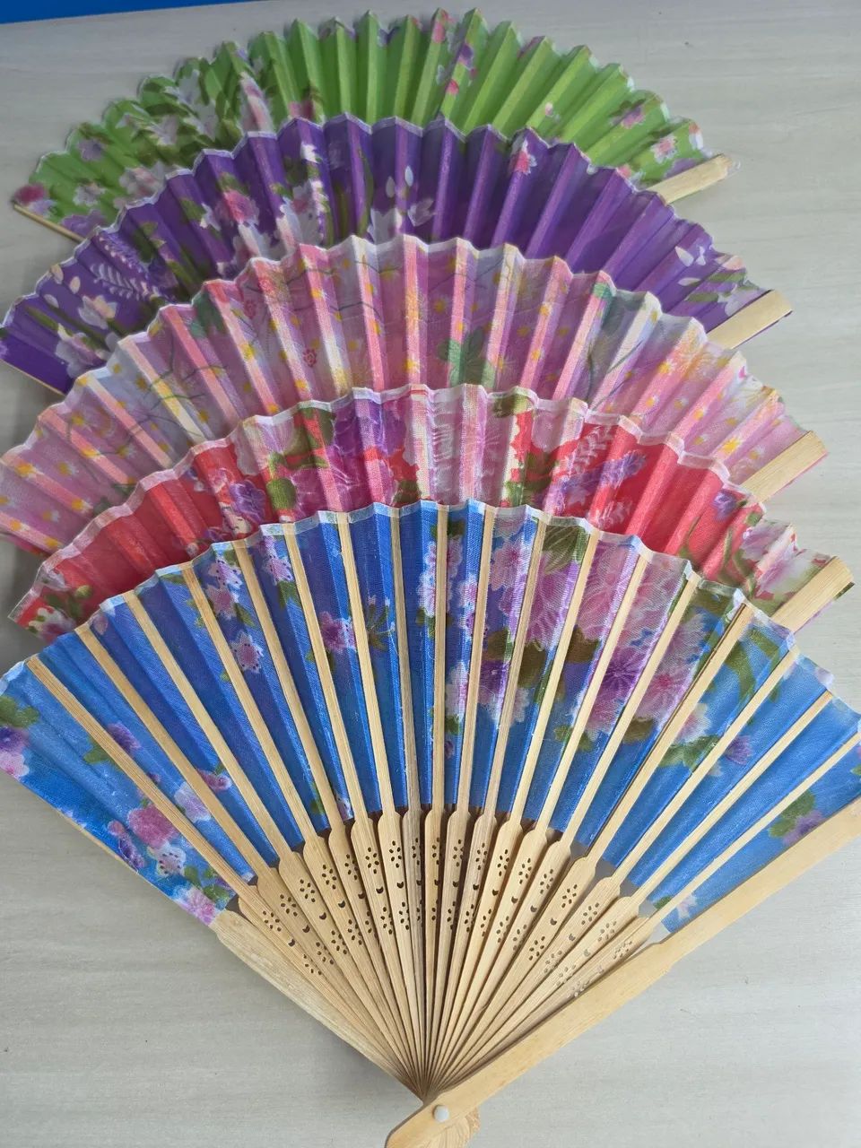 5 leques tecido e bambu coloridos novos - Foto 3