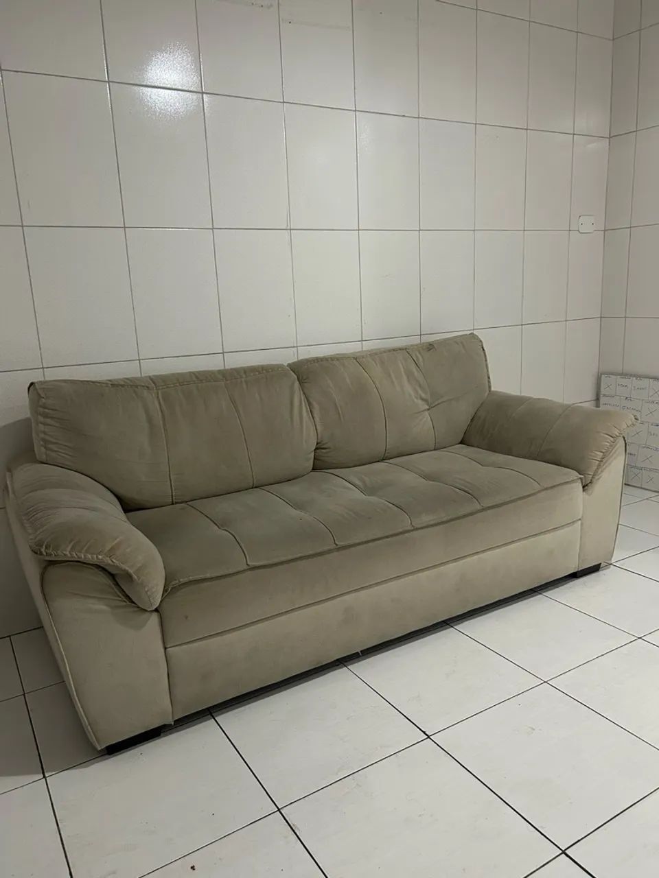 SOFÁ BEJE 3 LUGARES 