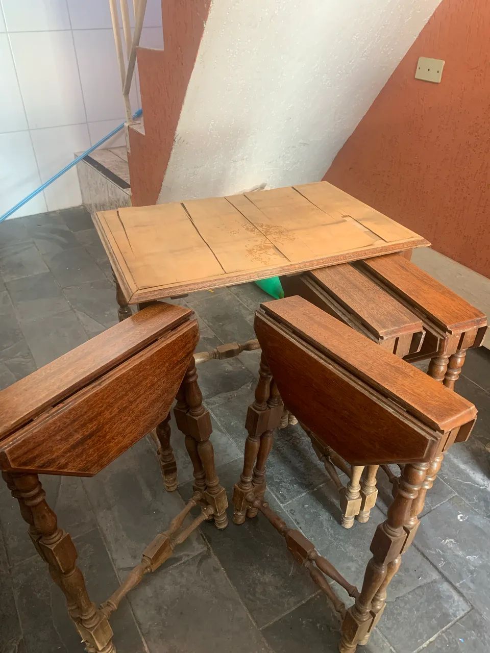 Mesa com 4 mesinhas 