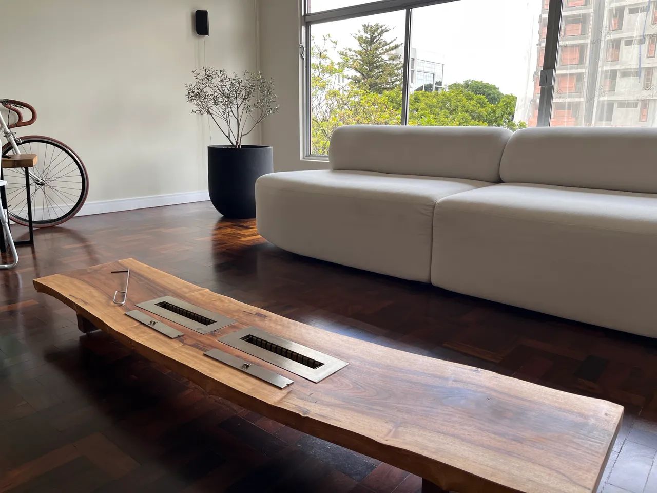 Mesa de centro em madeira maciça com lareira ecológica 65204505244545124