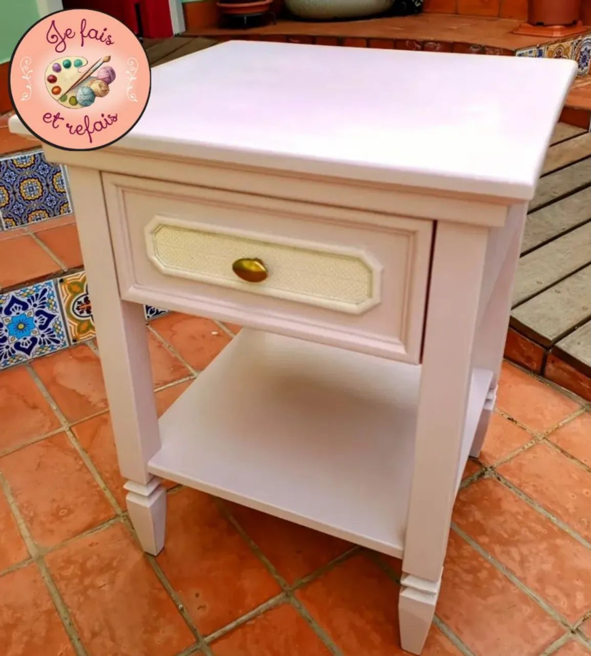 Mesa de Cabeceira Delicada - Leia a descrição 