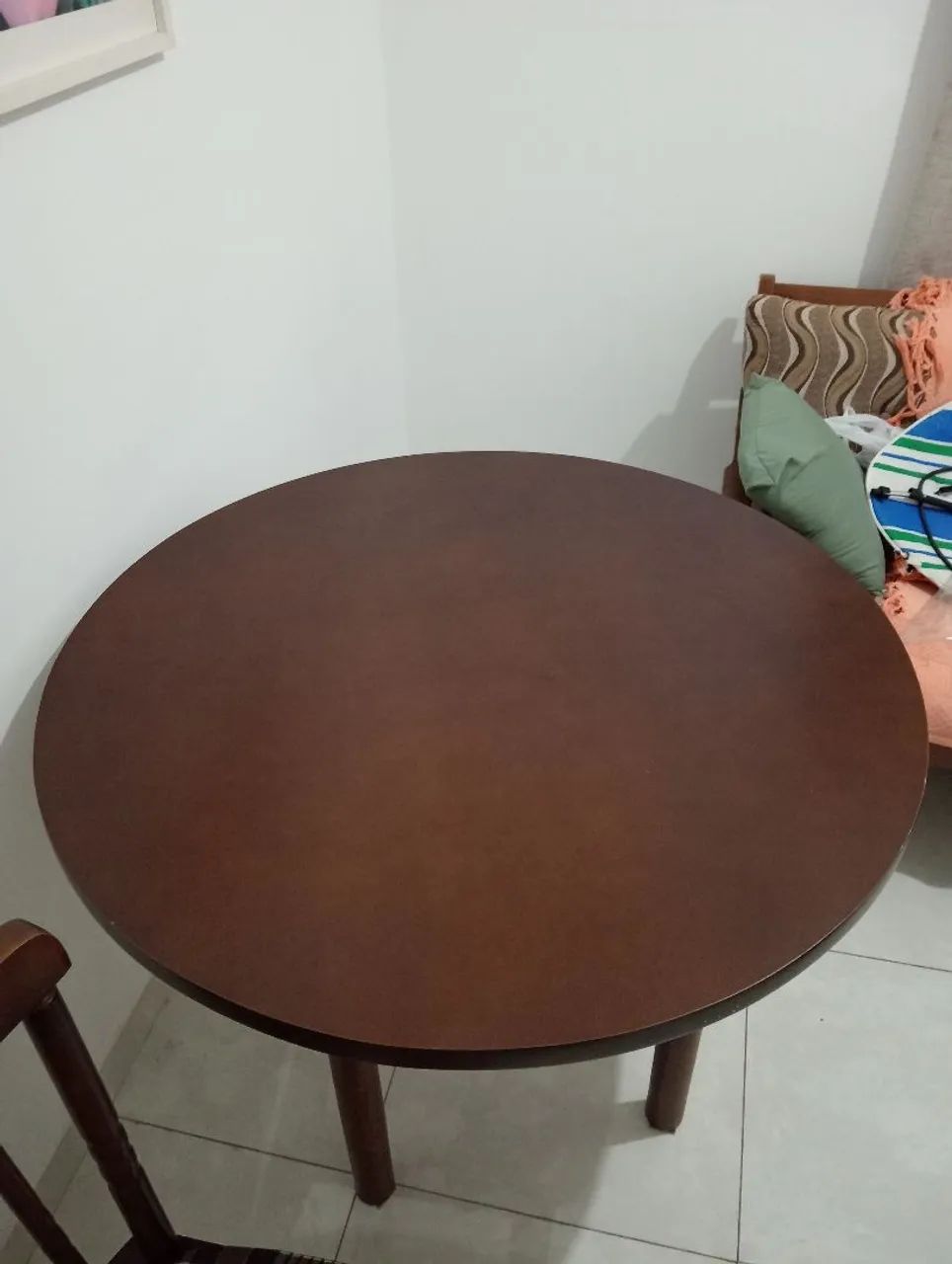 Mesa redonda maciça com 4 cadeiras 
