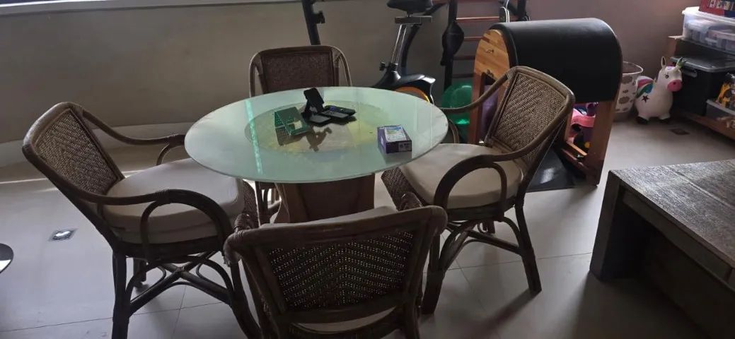 Conjunto de Mesa Redonda de Vidro com Cadeira