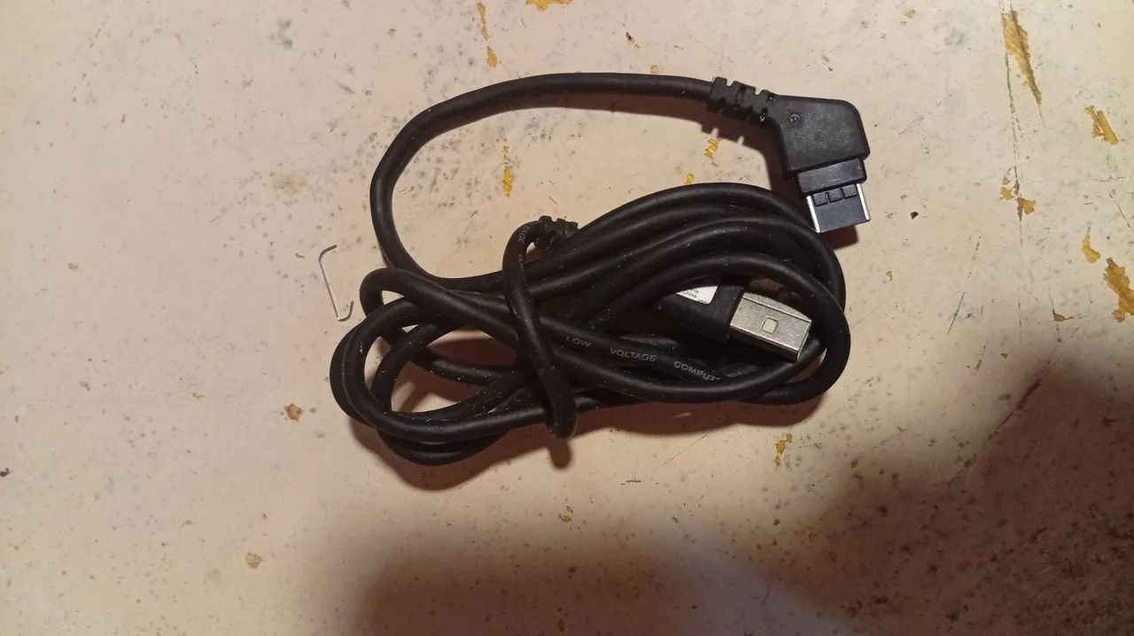 Cabo USB para celular Samsung antigo (conector 20 pinos, em L)