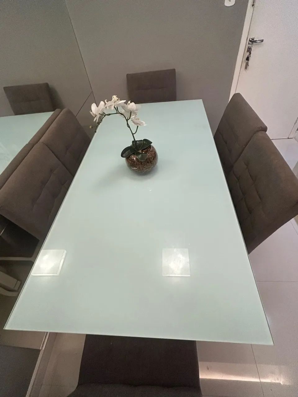 Vendo mesa com 6 cadeiras e 1 aparador  - Foto 4