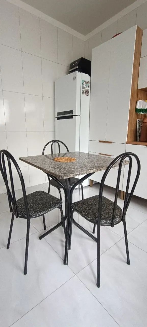 Mesa 70x70 mármore + 3 cadeiras 
