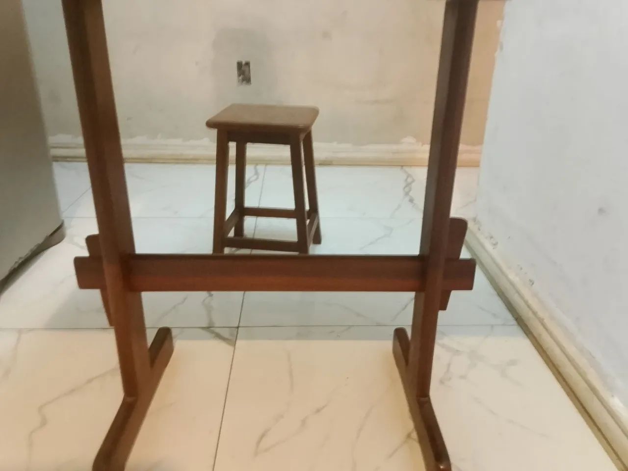 Mesa de madeira com dois bancos  - Foto 4