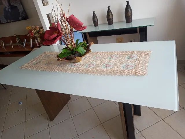 Mesa de jantar de vidro plotado em branco com aparador 