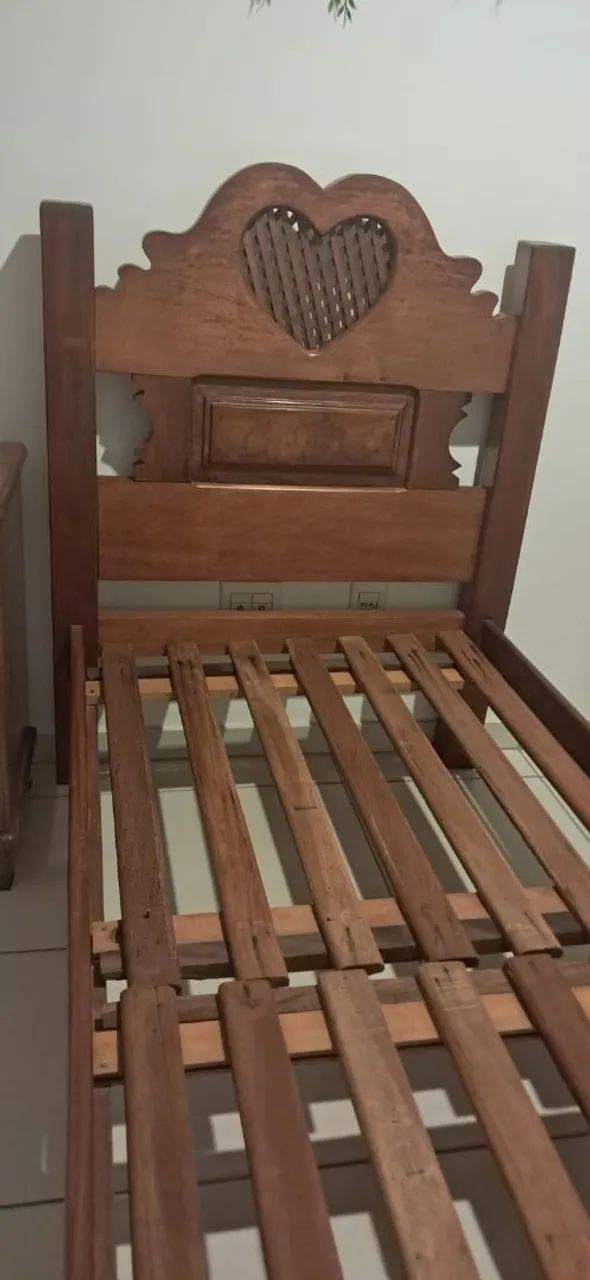 Cama estilo romântico em mogno 