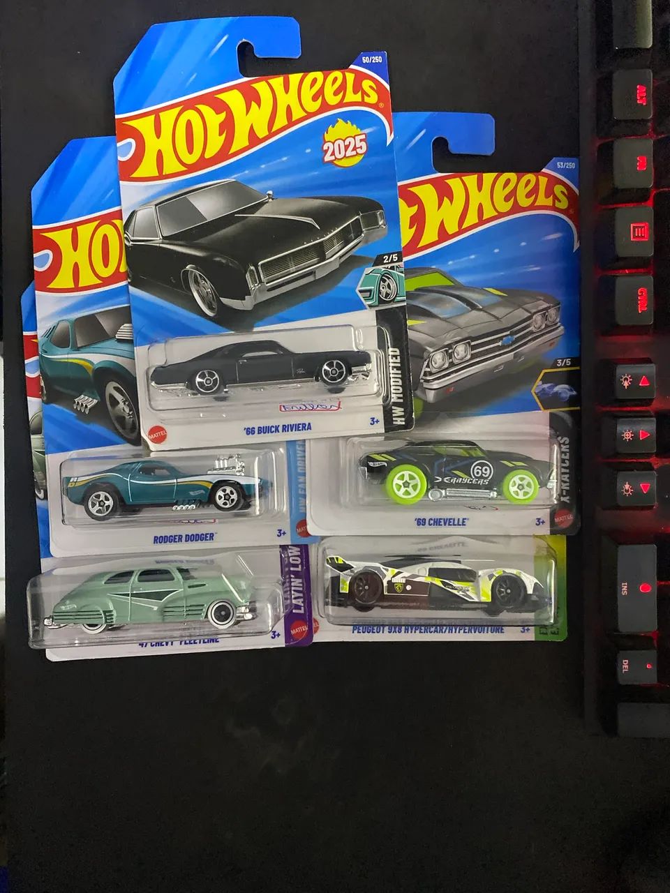 5 Hot wheels 