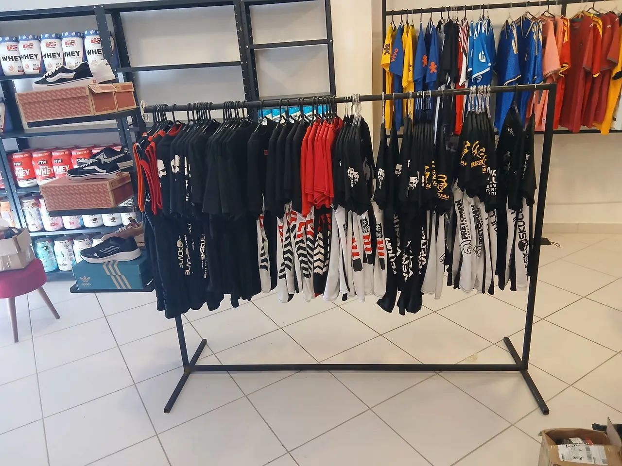 Arara de roupas loja com suporte triplo - Foto 3