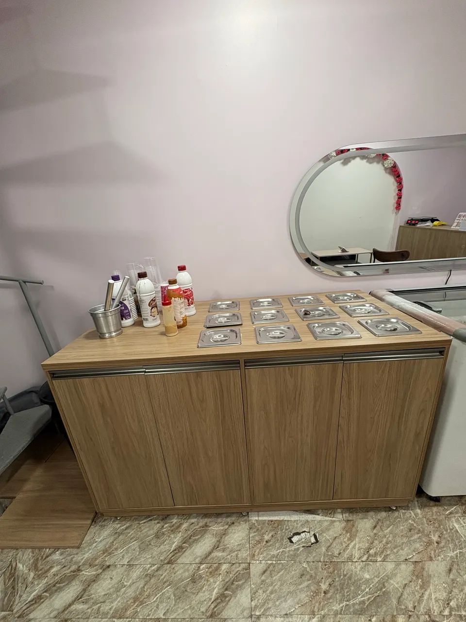 Expositor com bacias inox e lugares para guardar .