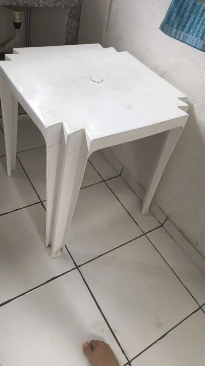 Mesa de plástico com 4 cadeiras
