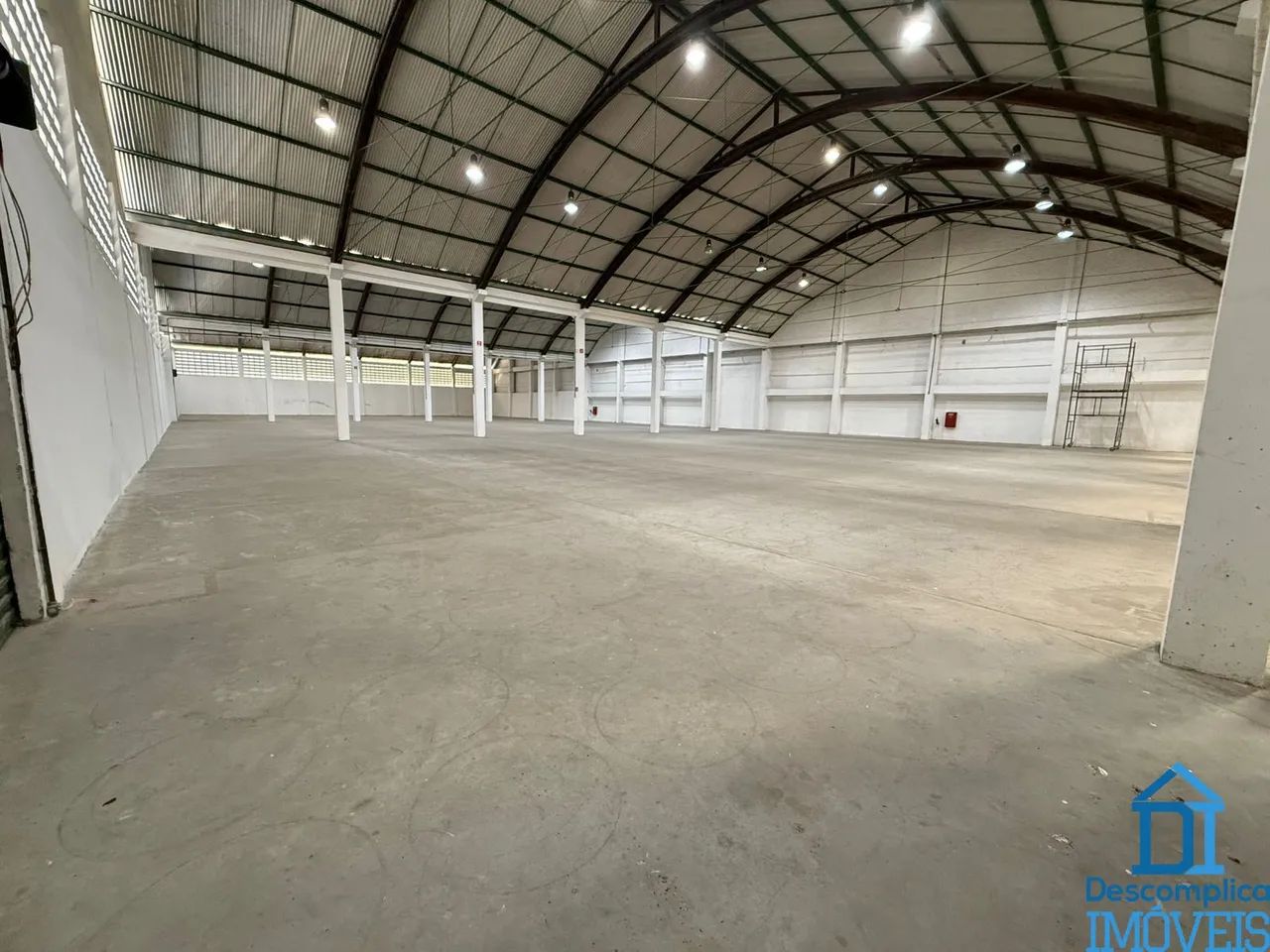 MEGA GALPÃO (2.400 M²) CONDOMÍNIO KS | PÉ DIREITO DE 12M | 3 DOCAS + 2 ACESSOS!