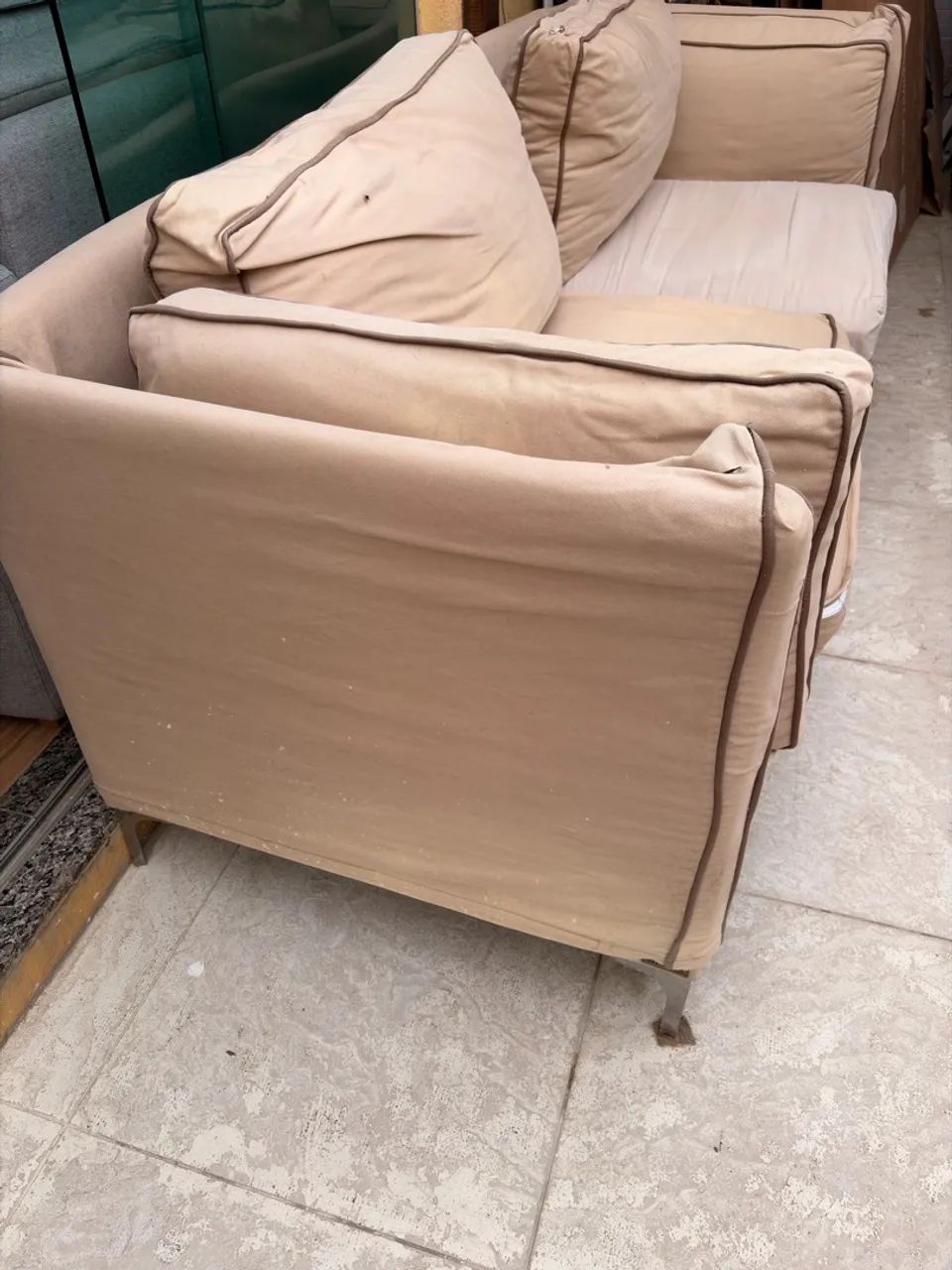 Vende sofá 2 lugares mas cabem 3.  - Foto 4