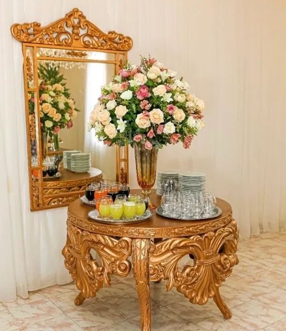 Mesa redonda em Resina Elegante Dourada em perfeito estado 