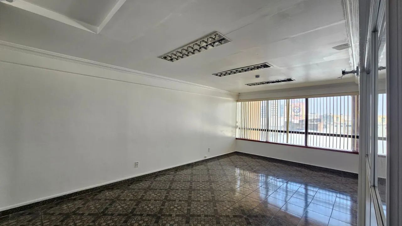 SALAS CONJUGADAS EM EDIFÍCIO EMPRESARIAL